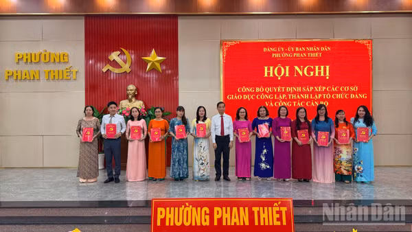 Phường Phan Thiết công bố các quyết định của các trường.