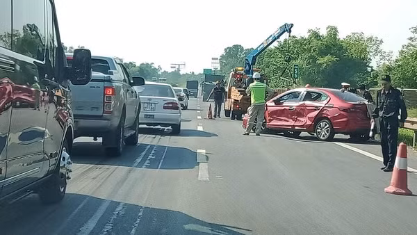 Vụ tự gây tai nạn sáng 27/5 làm ùn tắc dài trên cao tốc Hà Nội-Thái Nguyên, làm nhiều lái xe bức xúc. 