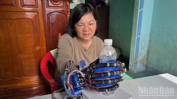 Găng tay thông minh tích hợp trí tuệ nhân tạo, hỗ trợ tập vật lý trị liệu và trợ lực cho người suy nhược cơ ngón tay.