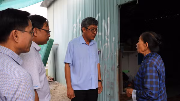 Lãnh đạo tỉnh thăm hỏi người dân tại phường Bình Thuận. (Ảnh: THANH HẢI)