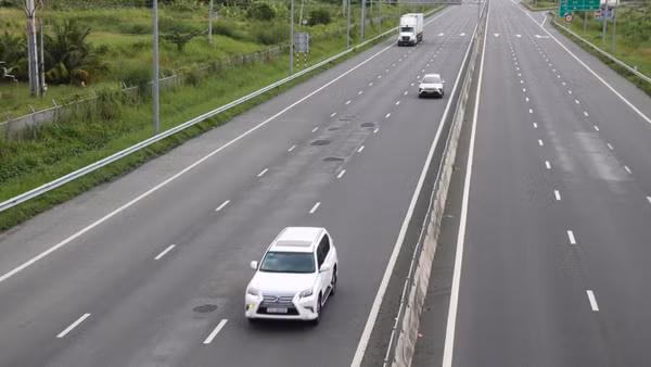 Nhiều vị trí tại km234 cao tốc Vĩnh Hảo-Phan Thiết, đoạn gần nút giao Ba Bàu xuất hiện các vết trám. (Ảnh đơn vị thi công cung cấp)