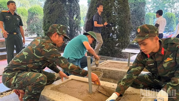 Cán bộ, chiến sĩ Bộ Chỉ huy quân sự tỉnh Điện Biên tỉ mẩn hoàn nguyên các phần mộ tại Nghĩa trang Liệt sĩ Độc Lập sau khi hoàn thành khai quật, lấy mẫu. (Ảnh: LÊ LAN)