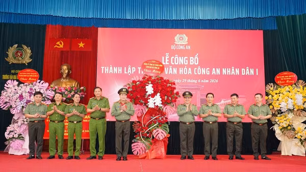Lãnh đạo Bộ Công an tặng hoa chúc mừng nhà trường.