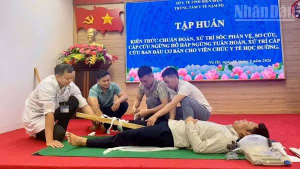 Trung tâm Y tế Nậm Pồ tập huấn kỹ năng xử trí vết thương cho nhân viên y tế trường học trên địa bàn. (Ảnh: LÊ LAN)
