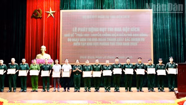 Lãnh đạo Bộ Chỉ huy Quân sự tỉnh Điện Biên trao Giấy khen tặng các cá nhân có thành tích xuất sắc, đột xuất trong thực hiện Chiến dịch 500 ngày đêm tại tỉnh Điện Biên. (Ảnh: LÊ LAN)