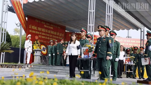 Thiếu tướng Nguyễn Ngọc Ngân và đồng chí Cao Thị Tuyết Lan, Phó Chủ tịch Hội đồng nhân dân tỉnh Điện Biên cùng di chuyển linh cữu hài cốt liệt sĩ để an táng tại Nghĩa trang Liệt sĩ Tông Khao. (Ảnh: LÊ LAN)