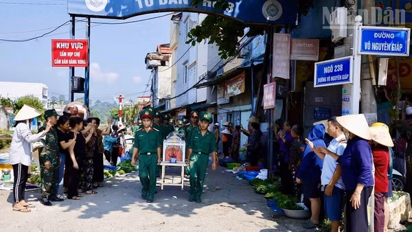Ngày 21/9, khi nghe tin Ban Chỉ đạo "Chiến dịch 500 ngày đêm" tỉnh Điện Biên cất bốc, quy tập 10 hài cốt liệt sĩ, đông đảo nhân dân, sinh viên trên địa bàn đã chờ đón và hỗ trợ lực lượng di chuyển linh cữu hài cốt các anh về nhà quàn tại Nghĩa trang Liệt sĩ Tông Khao. (Ảnh: LÊ LAN)