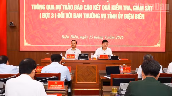 Đồng chí Triệu Văn Chiến, Ủy viên Ủy ban Kiểm tra Trung ương (bên phải) và đồng chí Trần Tiến Dũng, Ủy viên Trung ương Đảng, Bí thư Tỉnh ủy Điện Biên đồng chủ trì hội nghị. (Ảnh: LÊ LAN)