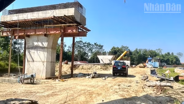 Nhiều vị trí đường dẫn cầu Đồng Liên phía Hương Sơn dài khoảng 1,2km chưa được giải phóng mặt bằng. (Ảnh: THẾ BÌNH)