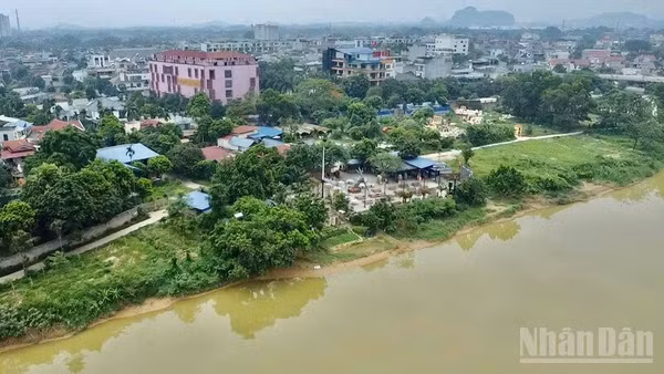 Nhà hàng lẩu gạch tôm sông ở Khu đô thị Picenza, phường Linh Sơn vi phạm hành lang thoát lũ sông Cầu bị kiểm tra, xử lý. (Ảnh: THẾ BÌNH)