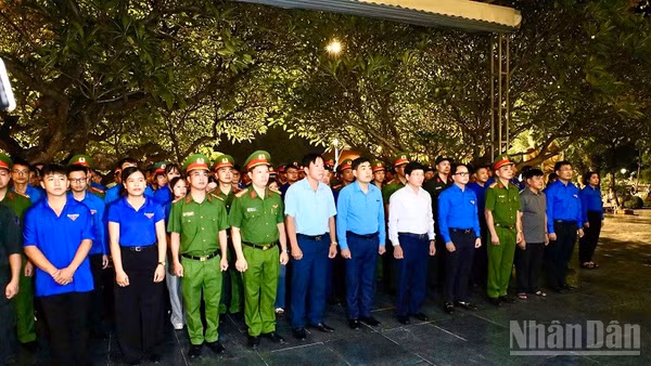 Đoàn viên thanh niên tỉnh Điện Biên thành kính dâng hương viếng các Anh hùng liệt sĩ tại Nghĩa trang Liệt sĩ A1.