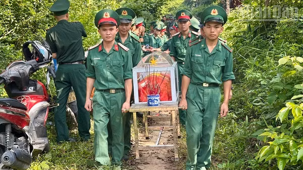 Chiến sĩ Bộ Chỉ huy Quân sự tỉnh Điện Biên di chuyển hài cốt các liệt sĩ được cất bốc từ Nghĩa trang nhân dân Him Lam, phường Điện Biên Phủ, tỉnh Điện Biên. (Ảnh: LÊ LAN)