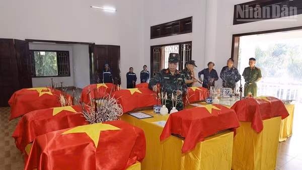 10 hài cốt liệt sĩ được Ban Chỉ đạo tìm kiếm, quy tập, xác định danh tính hài cốt liệt sĩ tỉnh Điện Biên cất bốc trong ngày 21/9 được quàn tại Nghĩa trang Liệt sĩ Tông Khao. (Ảnh: LÊ LAN)