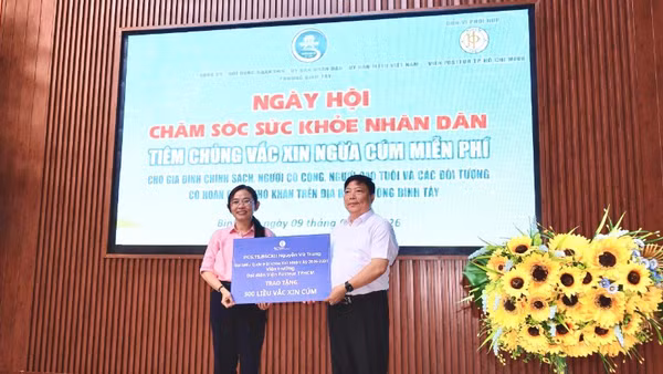 Lãnh đạo Viện Pasteur Thành phố Hồ Chí Minh trao vaccine cho phường Bình Tây.