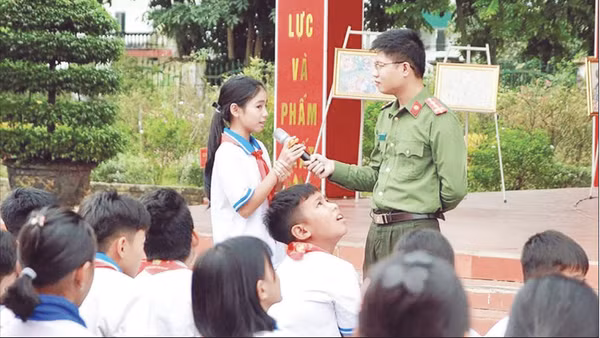 Tuyên truyền về phòng, chống lừa đảo trên không gian mạng và kỹ năng sử dụng mạng internet an toàn cho học sinh. (Ảnh: Công an tỉnh Tuyên Quang)