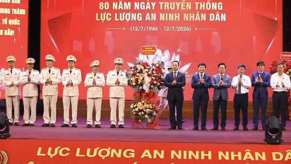 Đồng chí Trần Tiến Dũng, Ủy viên Trung ương Đảng, Bí thư Tỉnh ủy Điện Biên cùng các đồng chí lãnh đạo tỉnh tặng hoa, chúc mừng Công an tỉnh Điện Biên.
