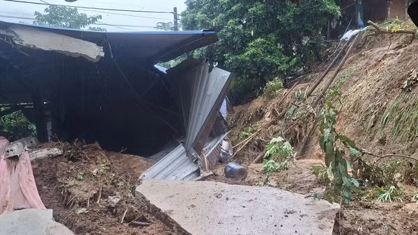 Một trong những ngôi nhà của người dân ở xã Na Sang bị hư hỏng do mưa lớn trong đêm 8/7.
