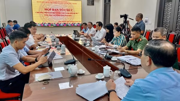 Ban tổ chức chương trình đi bộ “Cùng Việt Nam tiến bước” tỉnh Thái Nguyên họp rà soát các công việc chuẩn bị cuối cùng. (Ảnh THẾ BÌNH)
