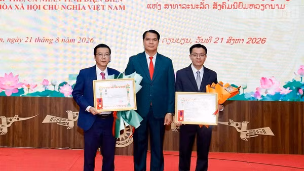 Thiếu tướng Penkhan Butcha Pheng, Ủy viên Ban Chấp hành Trung ương Đảng Nhân dân Cách mạng Lào, Bí thư Tỉnh ủy, Chủ tịch Hội đồng nhân dân tỉnh Bokeo trao Huân chương của Chủ tịch nước Cộng hòa Dân chủ nhân dân Lào tặng hai tập thể thuộc tỉnh Điện Biên. (Ảnh: LÊ LAN)