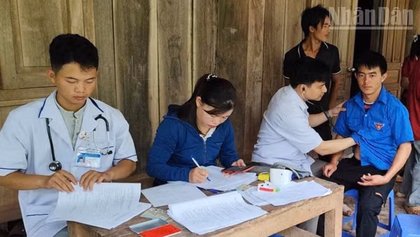 Bác sĩ Trung tâm Y tế Nậm Pồ (thuộc Sở Y tế tỉnh Điện Biên) khám sức khỏe miễn phí cho nhân dân trên địa bàn xã Nà Bủng. (Ảnh: LÊ LAN)