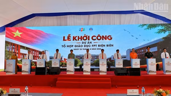 Các đồng chí lãnh đạo tỉnh Điện Biên cùng lãnh đạo Tập đoàn FPT và các đại biểu ấn nút khởi công dự án Tổ hợp giáo dục FPT tại Điện Biên. (Ảnh: LÊ LAN)