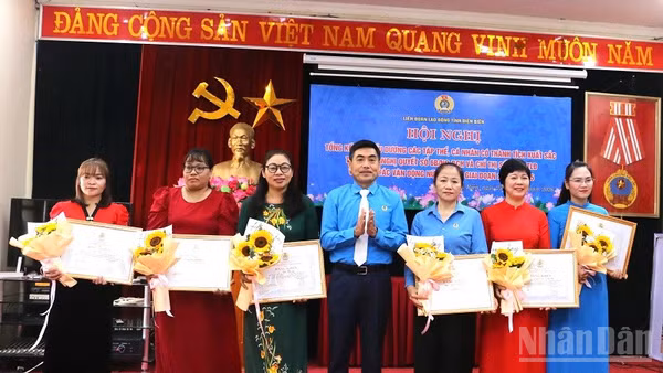 Đồng chí Tẩn Minh Long, Chủ tịch Liên đoàn Lao động tỉnh Điện Biên trao Bằng khen tặng các cá nhân có nhiều đóng góp trong vận động nữ công nhân, viên chức, lao động tham gia phong trào. (Ảnh: LÊ LAN)
