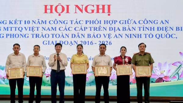Đồng chí Mùa A Vảng trao bằng khen của Ủy ban Mặt trận Tổ quốc Việt Nam tỉnh cho các tập thể, cá nhân có nhiều đóng góp trong công tác phối hợp, bảo đảm an ninh trật tự tại cơ sở.