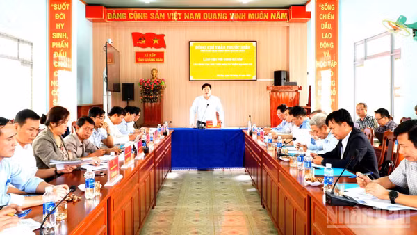 Phó Chủ tịch Ủy ban nhân dân tỉnh Quảng Ngãi Trần Phước Hiền làm việc với Đảng ủy, Ủy ban nhân dân xã Xốp. (Ảnh BẢO TRÂN)