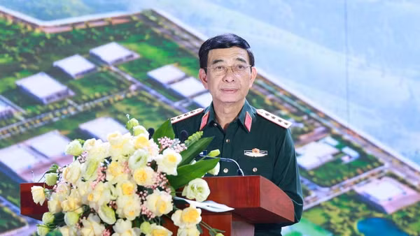 Đại tướng Phan Văn Giang, Ủy viên Bộ Chính trị, Phó Thủ tướng Chính phủ, Bộ trưởng Quốc phòng, phát biểu tại lễ khởi công. (Ảnh: Ủy ban nhân dân tỉnh Thái Nguyên)