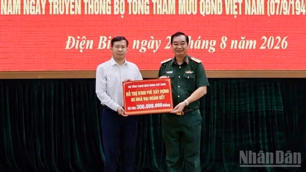 Trung tướng Trương Mạnh Dũng, Phó Tổng Tham mưu trưởng Quân đội nhân dân Việt Nam trao kinh phí xây dựng 5 nhà đại đoàn kết cho người nghèo tỉnh Điện Biên. (Ảnh: LÊ LAN)