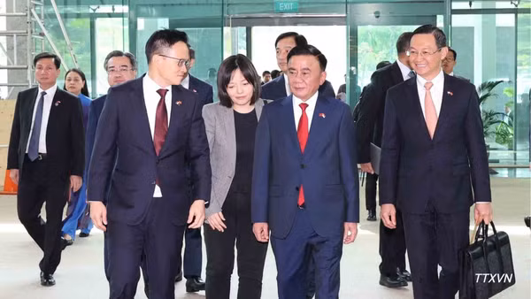 Quốc vụ khanh Bộ Quốc phòng Singapore Desmond Choo tiễn Thường trực Ban Bí thư Trần Cẩm Tú tại sân bay quốc tế Changi.