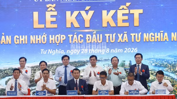 Lãnh đạo Ủy ban nhân dân xã Tư Nghĩa cùng 10 doanh nghiệp ký kết biên bản ghi nhớ hợp tác đầu tư. (Ảnh: HIỂN CỪ) 