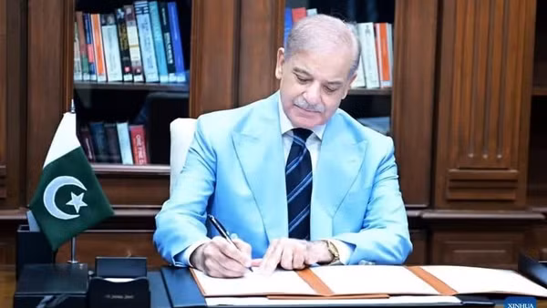 Thủ tướng Pakistan Shehbaz Sharif ký Biên bản ghi nhớ (MoU) với tư cách là người trung gian hòa giải trong thỏa thuận hòa bình giữa Mỹ và Iran, tại Islamabad, Pakistan. (Văn phòng Thủ tướng Pakistan/Ảnh cung cấp qua Tân Hoa Xã)