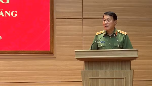 Đại tướng Lương Tam Quang, Ủy viên Bộ Chính trị, Bộ trưởng Công an phát biểu tại Lễ trao Huy hiệu 80 năm tuổi Đảng cho đảng viên ở tỉnh Hưng Yên.
