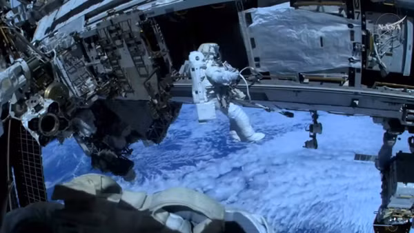 Phi hành gia Sophie Adenot thực hiện thao tác kỹ thuật bên ngoài trạm ISS. (Nguồn: ISS)