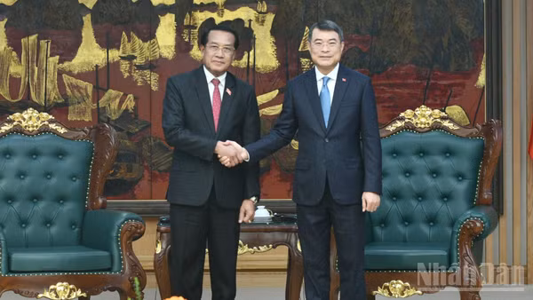 Thủ tướng Chính phủ Lê Minh Hưng và Chủ nhiệm Ban Kiểm tra Trung ương, Tổng Thanh tra Nhà nước, Trưởng Ban Phòng, chống tham nhũng Trung ương Lào Vanhxay Phongsavanh. (Ảnh: THANH GIANG)