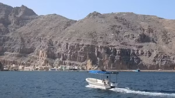Quang cảnh làng Kumzar ở miền bắc Oman, gần eo biển Hormuz. (Ảnh: THX/TTXVN)
