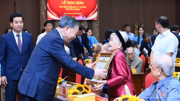 Tổng Bí thư, Chủ tịch nước Tô Lâm trao Huy hiệu Đảng tặng đảng viên lão thành thuộc Đảng bộ Thành phố Hà Nội. (Ảnh: ĐĂNG KHOA)
