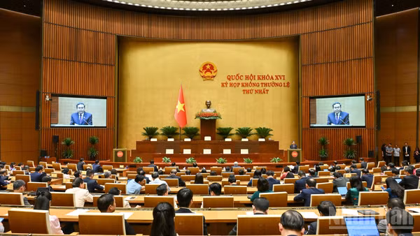 Chủ tịch Quốc hội Trần Thanh Mẫn trao Nghị quyết của Ủy ban Thường vụ Quốc hội về việc thành lập Tổ chức Nghị sĩ hữu nghị Việt Nam Quốc hội khóa XVI và tặng hoa cho Đoàn Chủ tịch Tổ chức Nghị sĩ hữu nghị Việt Nam của Quốc hội Khóa XVI.