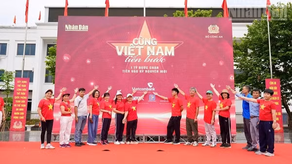 Nhân dân phường Điện Biên Phủ, tỉnh Điện Biên, háo hức chờ đón Chương trình đi bộ "Cùng Việt Nam tiến bước" năm 2026. (Ảnh: LÊ LAN)