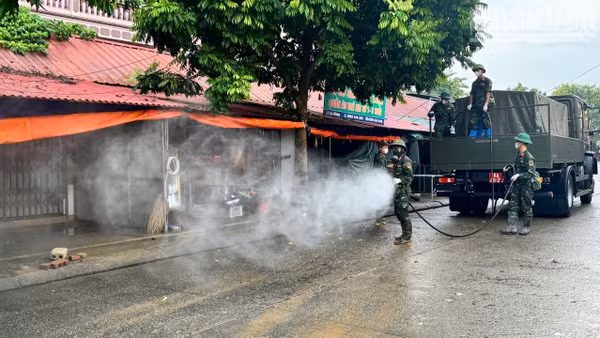 Công tác phun khử khuẩn nhằm xử lý nguy cơ ô nhiễm môi trường sau mưa ngập. (Ảnh: HOÀI THU)
