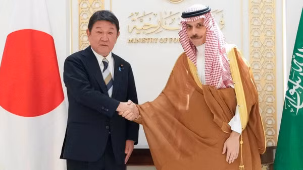 Cuộc gặp của hai Bộ trưởng Ngoại giao Nhật Bản và Saudi Arabia tại Riyadh. (Ảnh: THE JAPANTIMES)