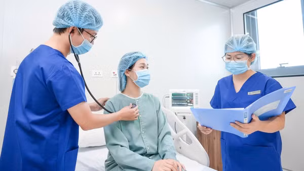 Khám bệnh tại hệ thống y tế Vinmec. (Ảnh: MẠNH CƯỜNG)