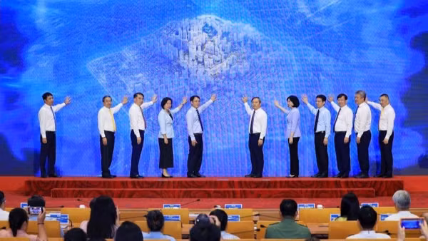 Lãnh đạo thành phố Hà Nội thực hiện nghi lễ khởi công các dự án, công trình trọng điểm. (Ảnh: VIẾT THÀNH)