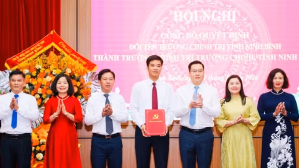 Đồng chí Trần Đăng Quỳnh, Ủy viên dự khuyết Trung ương Đảng, Phó Bí thư Thường trực Tỉnh ủy trao Quyết định cho nhà trường.