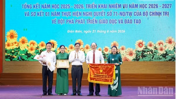 Đồng chí Lê Văn Lương, Chủ tịch Ủy ban nhân dân tỉnh Điện Biên trao Cờ thi đua của Bộ Giáo dục và Đào tạo tặng tập thể Sở Giáo dục và Đào tạo tỉnh Điện Biên có nhiều thành tích trong công tác. (Ảnh: LÊ LAN)