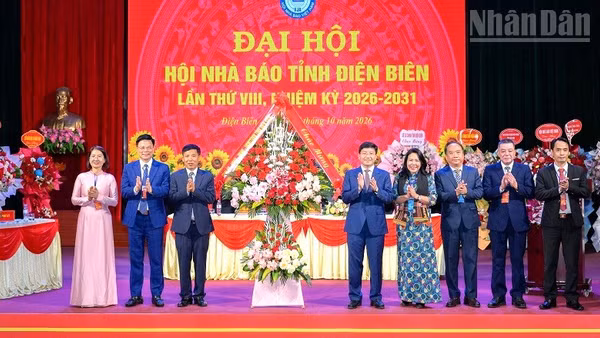 Đồng chí Mùa A Vảng, Ủy viên dự khuyết Trung ương Đảng, Phó Bí thư Tỉnh ủy, Chủ tịch Ủy ban Mặt trận Tổ quốc Việt Nam tỉnh Điện Biên cùng các đồng chí lãnh đạo tỉnh tặng hoa chúc mừng Đại hội Hội Nhà báo tỉnh Điện Biên. (Ảnh: LÊ LAN)