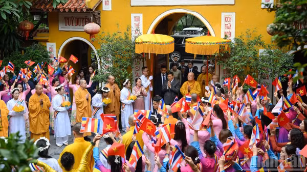 Trưởng lão Hòa thượng Thích Thanh Nhiễu, Trụ trì chùa Quán Sứ cùng các chư tôn đức tăng ni đón Nhà vua Thái Lan Maha Vajiralongkorn Phra Vajiraklaochaoyuhua và Hoàng hậu Suthida Bajrasudhabimalalakshana. (Ảnh: THẾ ĐẠI)
