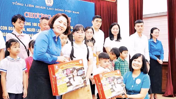 Lãnh đạo Tổng Liên đoàn Lao động Việt Nam tặng quà con em người lao động ngành Than-Khoáng sản Việt Nam nhân Tháng hành động vì trẻ em năm 2026. (Ảnh: PHƯƠNG CHI)