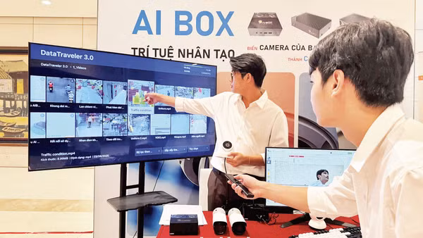 Giới thiệu các sản phẩm ứng dụng trí tuệ nhân tạo tại Ngày hội Trí tuệ nhân tạo Việt Nam năm 2025. (Ảnh: HÀ LINH)